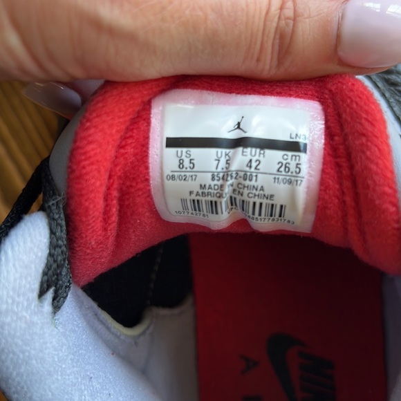 Nike Air Jordan 3 Black Cement 2018 in excellent condition. Men’s size 8.5 - Picture 9 of 9